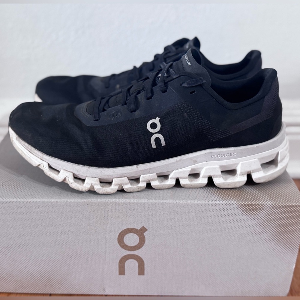 On Running Cloudflow 4 W 10 Black Running Shoes